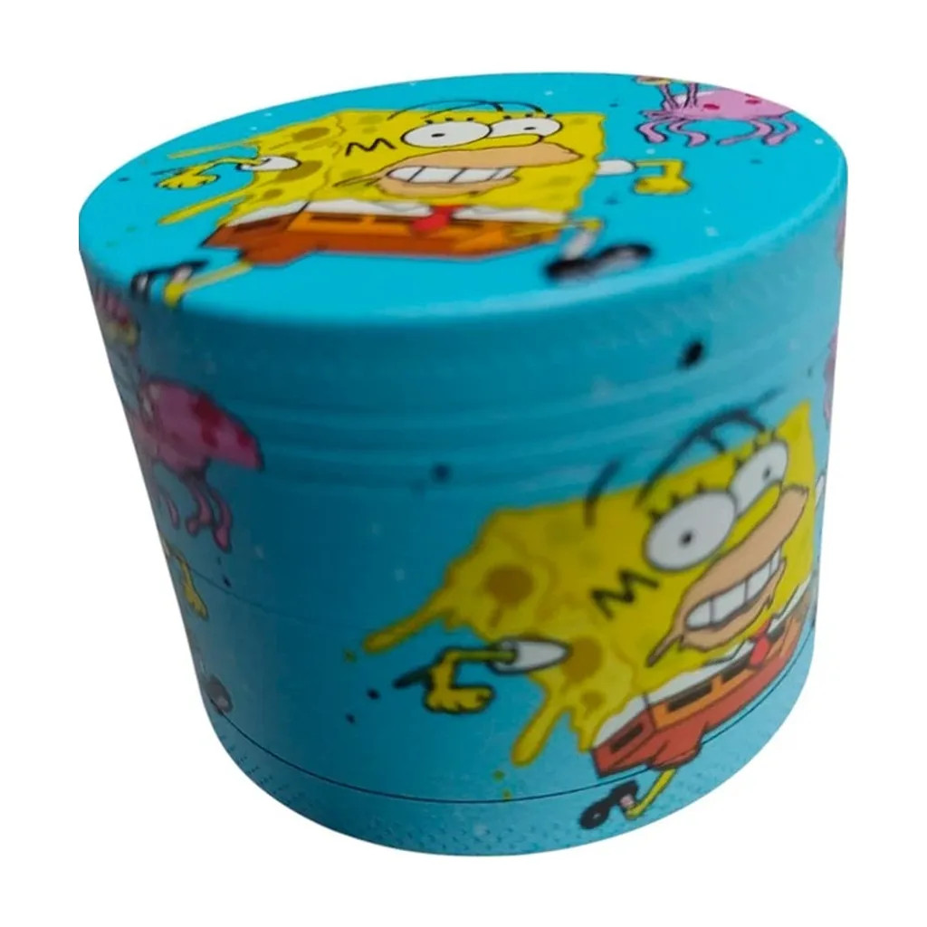 Grinder Bobmer turquesa visto en perspectiva, con dibujos de un personaje amarillo de ojos saltones y medusas rosas en la tapa y los laterales.
