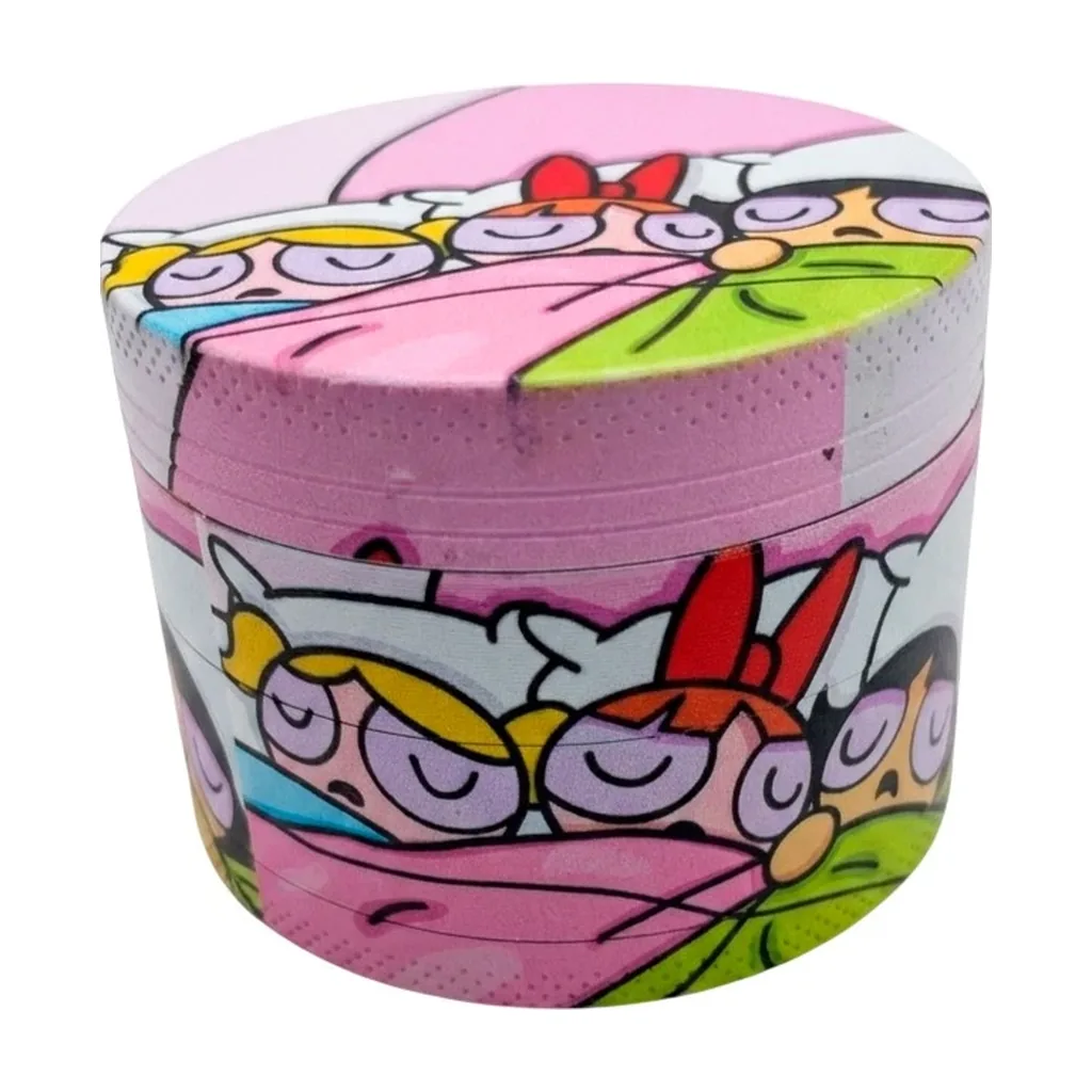 Grinder cilíndrico cerrado, visto en perspectiva, con fondo rosa y dibujos de las Supernenas dormidas en la tapa y los laterales.