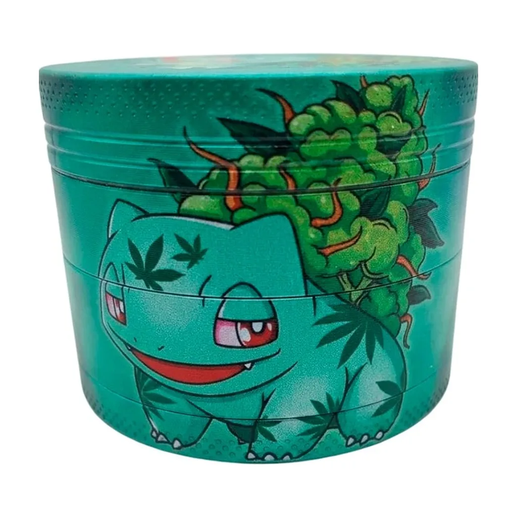 Grinder cilíndrico verde turquesa con varias secciones y un dibujo de Bulbasour con ojos rojizos y hojas de cannabis.