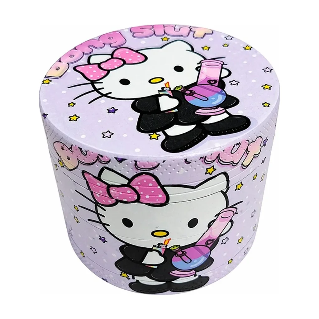 Grinder Hello Slut cerrado, de color lila, decorado con estrellas y una gata blanca con lazo rosa que sostiene un bong.