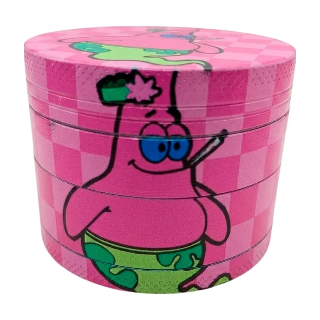 Grinder rosa cerrado, con fondo de cuadros y dibujo de Patricio con ojos azules, pantalones verdes y un cigarrillo en la boca.