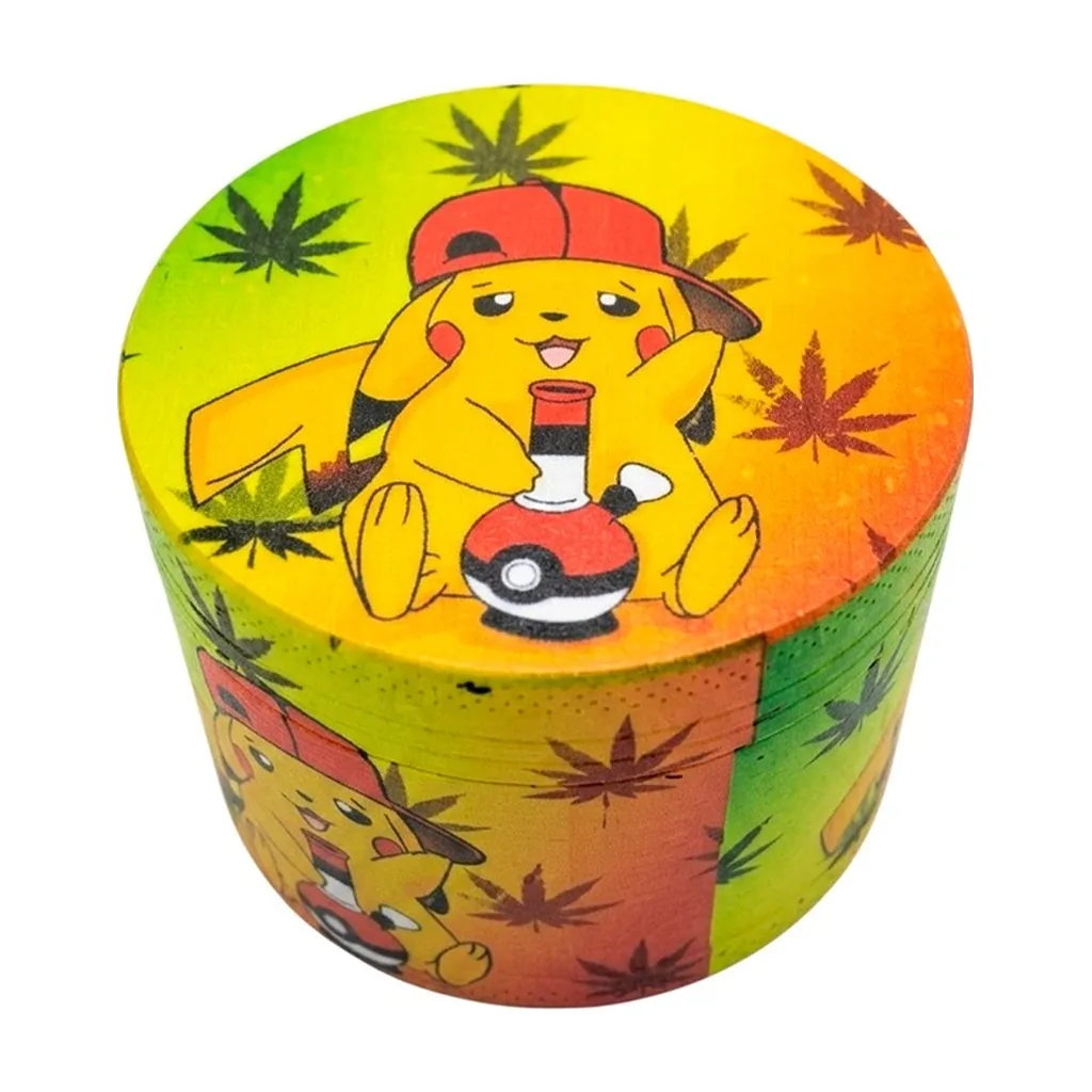 Grinder cilíndrico con fondo amarillo, verde y naranja, decorado con Pikachu con gorra roja, un bong y hojas de cannabis.