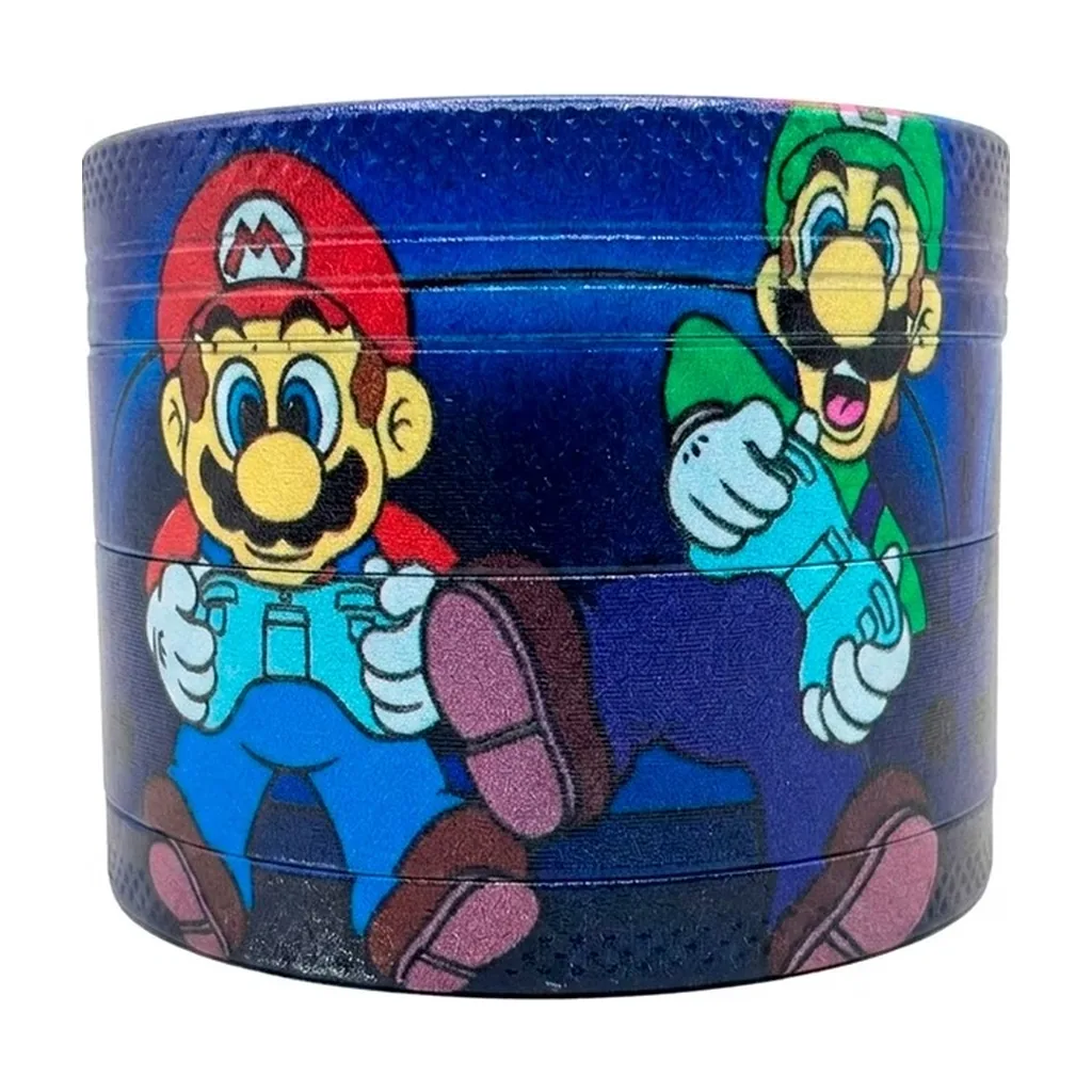 Grinder cilíndrico azul con ilustraciones de Mario y Luigi sosteniendo mandos, dividido en varias secciones sobre fondo blanco.