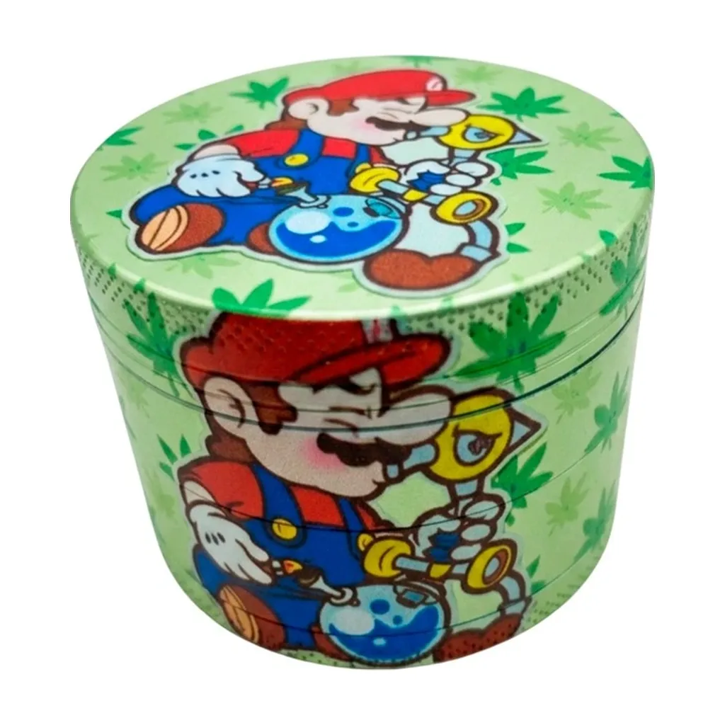 Grinder cilíndrico verde claro decorado con hojas de cannabis y un personaje de gorra roja y peto azul sosteniendo un bong.