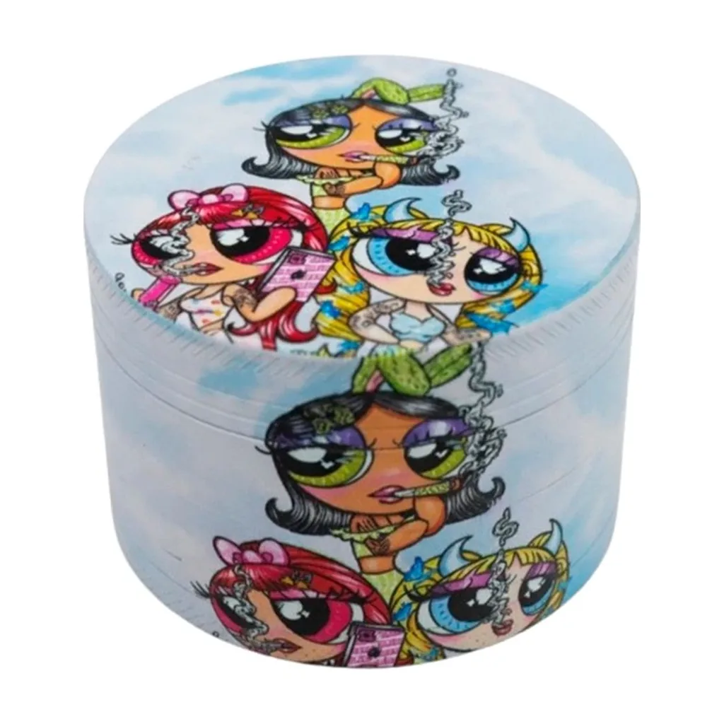 Grinder cilíndrico cerrado con fondo azul claro y dibujos de las Supernenas fumando en la tapa y los laterales.