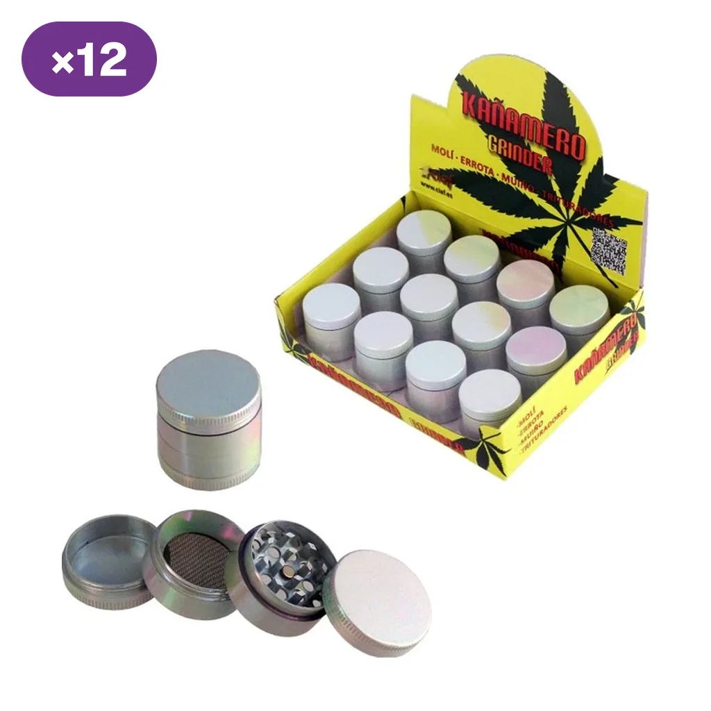 Expositor amarillo Kañamero con varios grinders metálicos y un modelo desmontado que muestra dientes y malla; distintivo de 12 unidades.