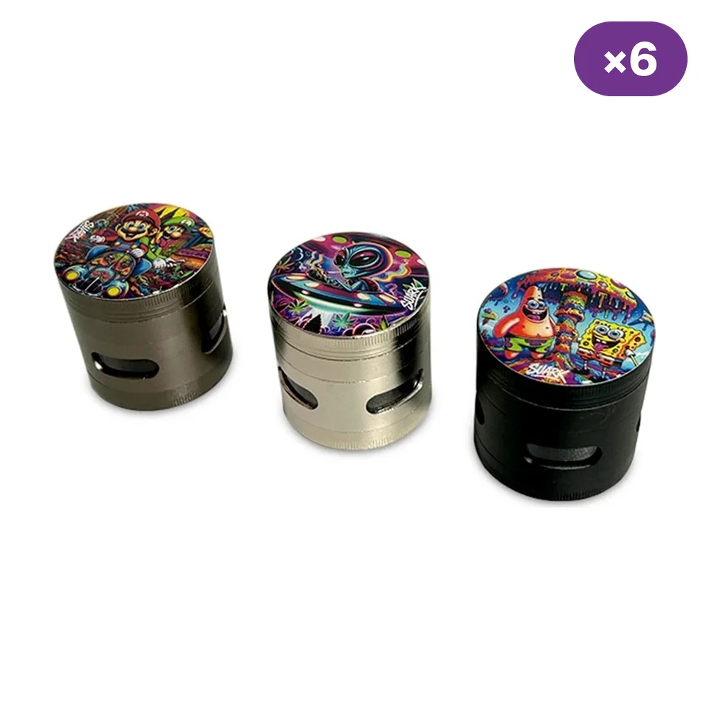 Selección de grinders Suark de metal en distintos acabados, con tapas de ilustraciones multicolores y ventanas laterales; distintivo «×6».