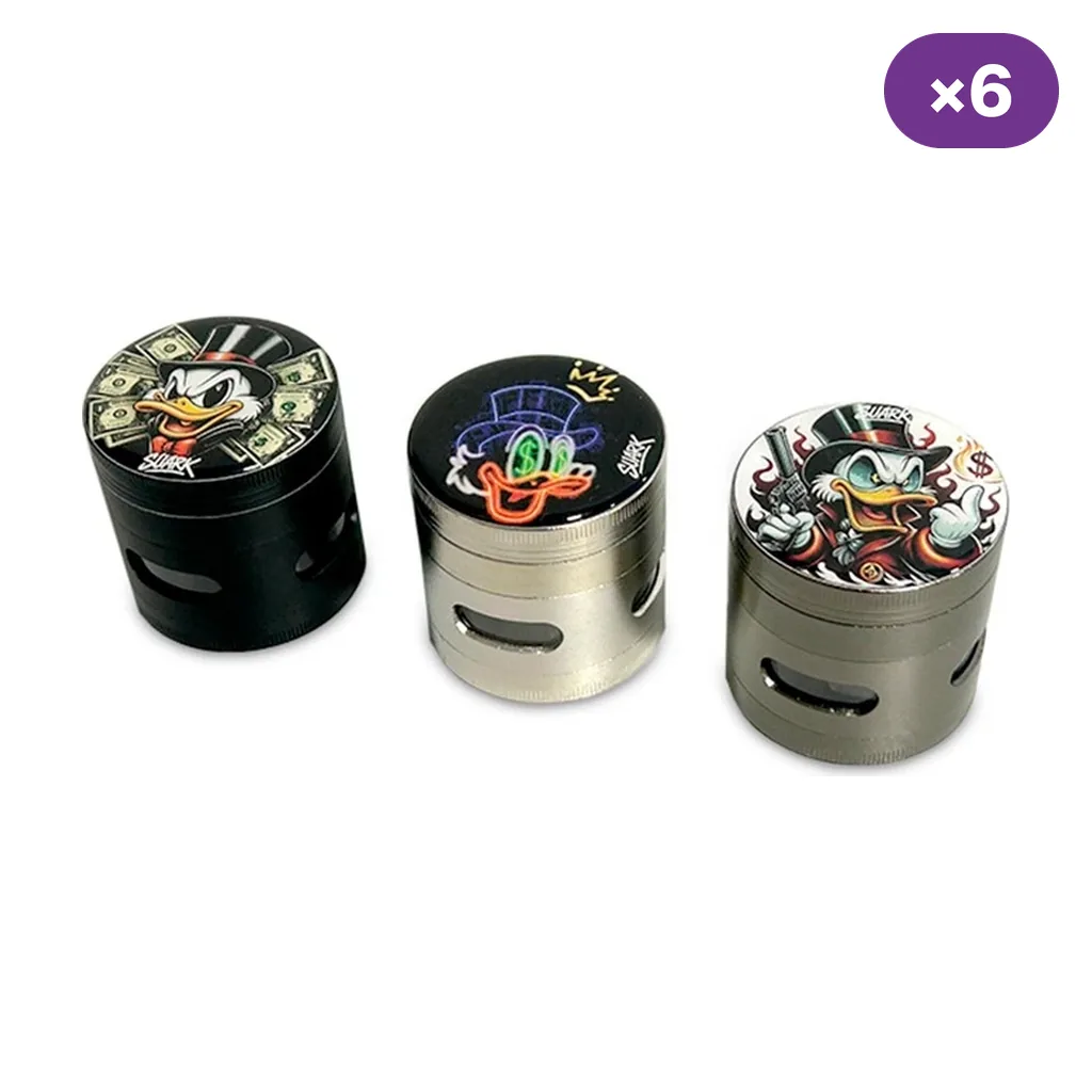 Selección de grinders Suark en negro, plateado y gris, con ventanas laterales y distintos dibujos de patos con sombrero en las tapas.