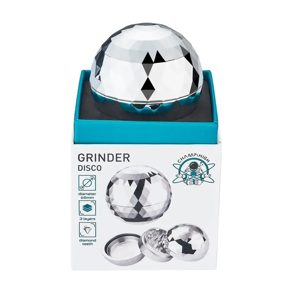 Grinder Champ High plateado con forma de bola de discoteca facetada, sobre su caja, que muestra las tres piezas separadas.