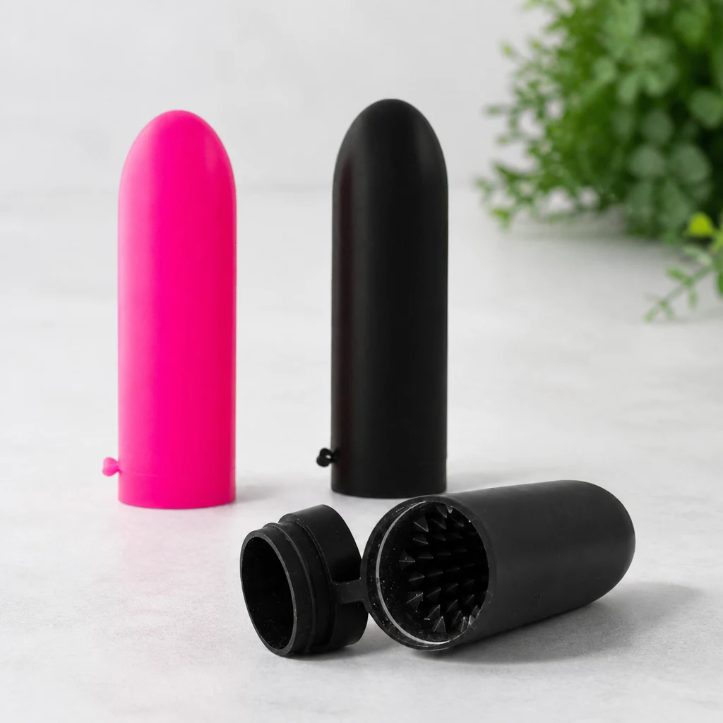 Grinders alargados con extremo redondeado, en rosa y negro, junto a un modelo negro abierto que muestra los dientes interiores.