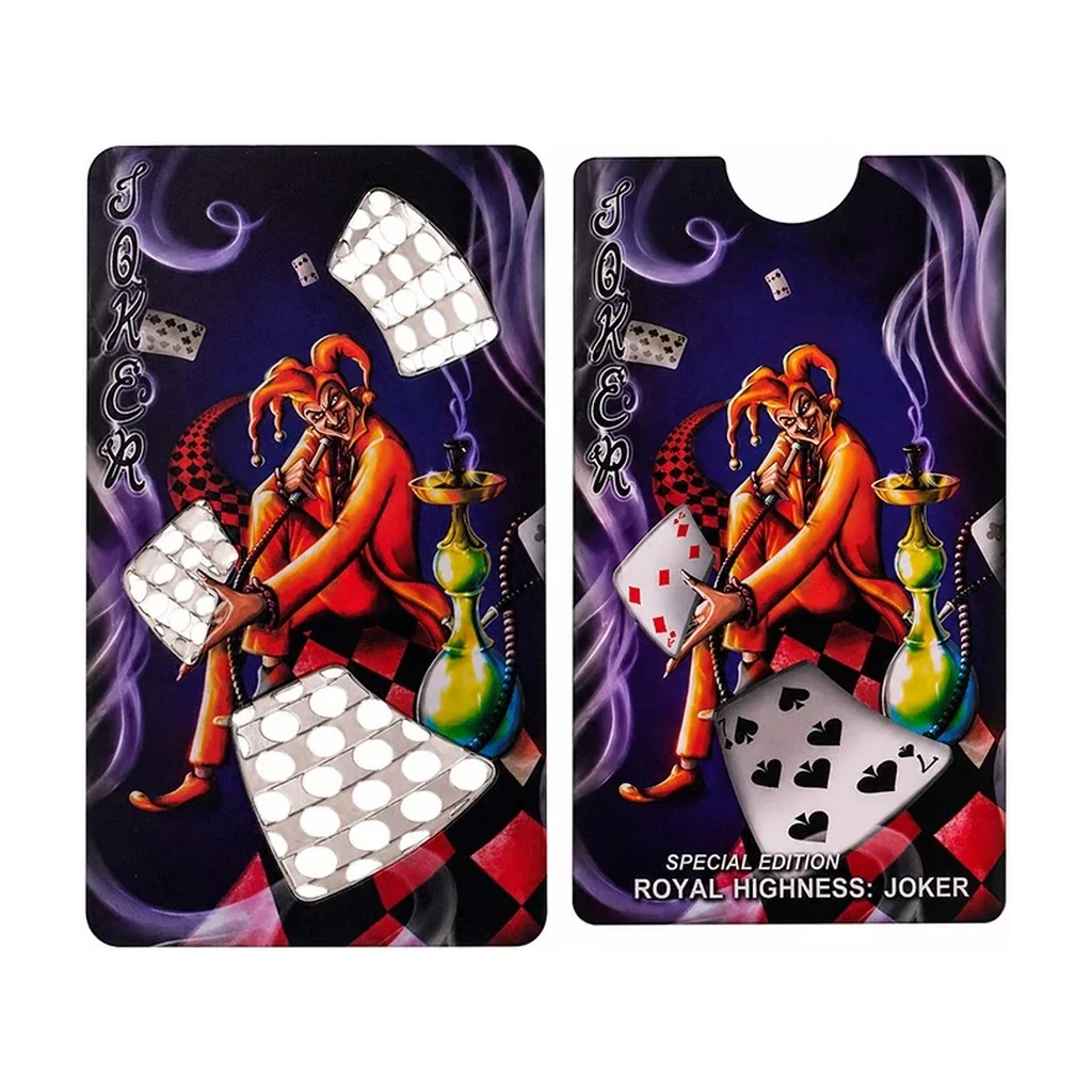 Grinder de tarjeta Arlequín junto a su funda, con dibujos de un bufón, naipe y cachimba sobre fondo negro y violeta.