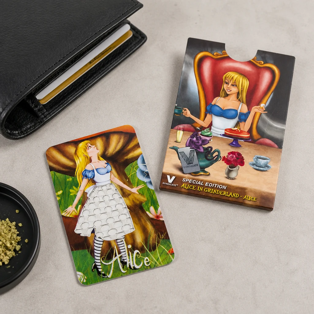 Tarjeta ralladora Grinderland Alicia con vestido perforado, junto a su funda ilustrada, una cartera y un recipiente con hierba. Tarjeta ralladora Grinderland Alicia con vestido perforado, junto a su funda ilustrada, una cartera y un recipiente con hierba.