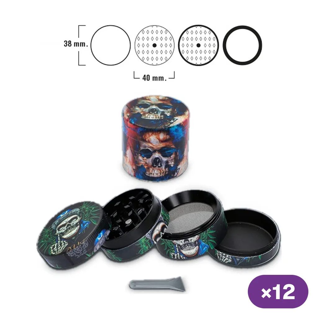 Grinder Chillout Monsters con dibujos de calaveras, mostrado cerrado y desmontado con dientes, tamiz, depósito y pequeña espátula.