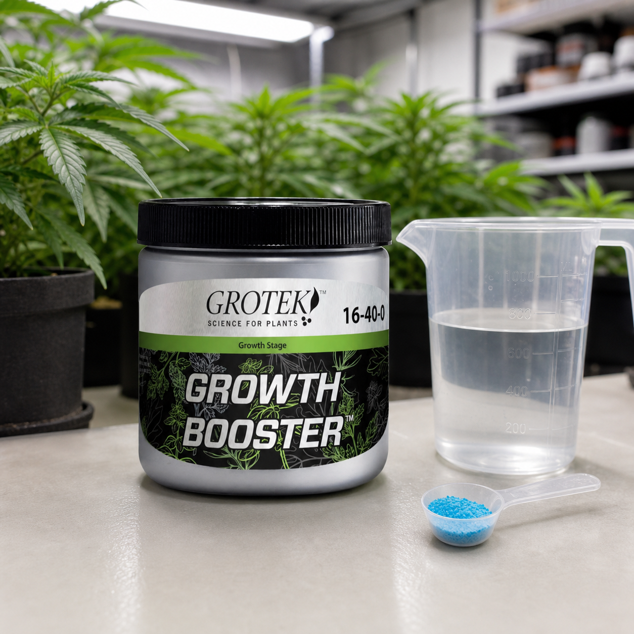 Bote de Growth Booster Grotek con etiqueta 16-40-0 junto a una jarra con líquido transparente y una cuchara con gránulos azules, con plantas al fondo. Bote de Growth Booster Grotek con etiqueta 16-40-0 junto a una jarra con líquido transparente y una cuchara con gránulos azules, con plantas al fondo.
