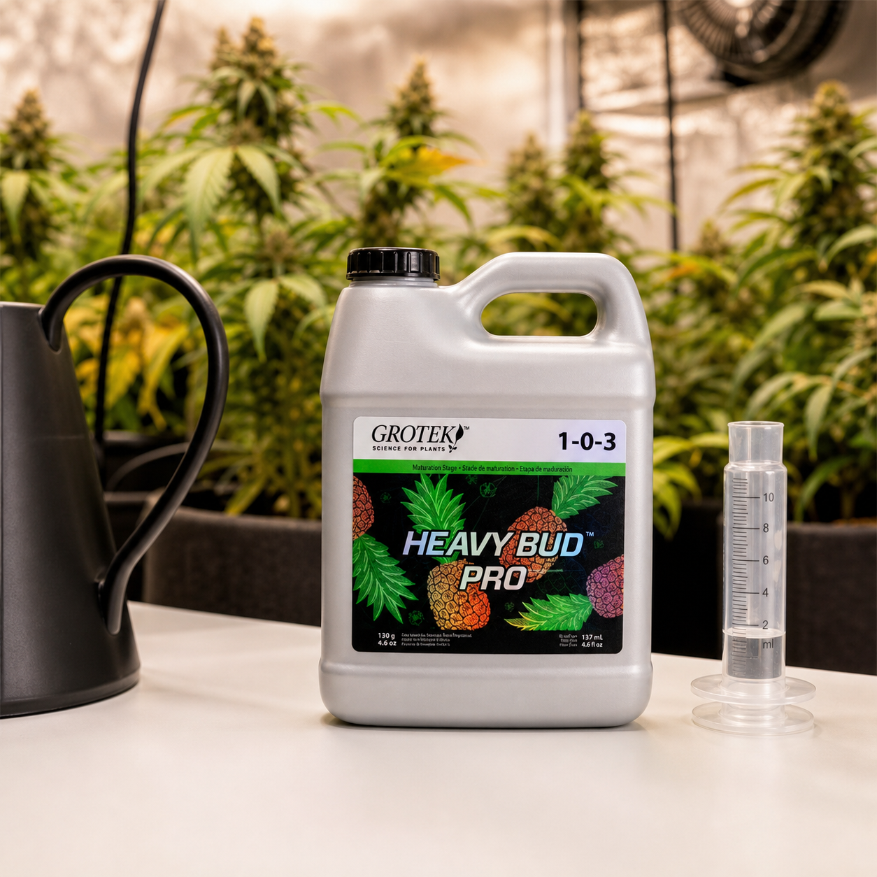 Garrafa de Heavy Bud Pro Grotek con etiqueta 1-0-3, junto a una probeta graduada y una regadera, con plantas al fondo. Garrafa de Heavy Bud Pro Grotek con etiqueta 1-0-3, junto a una probeta graduada y una regadera, con plantas al fondo.