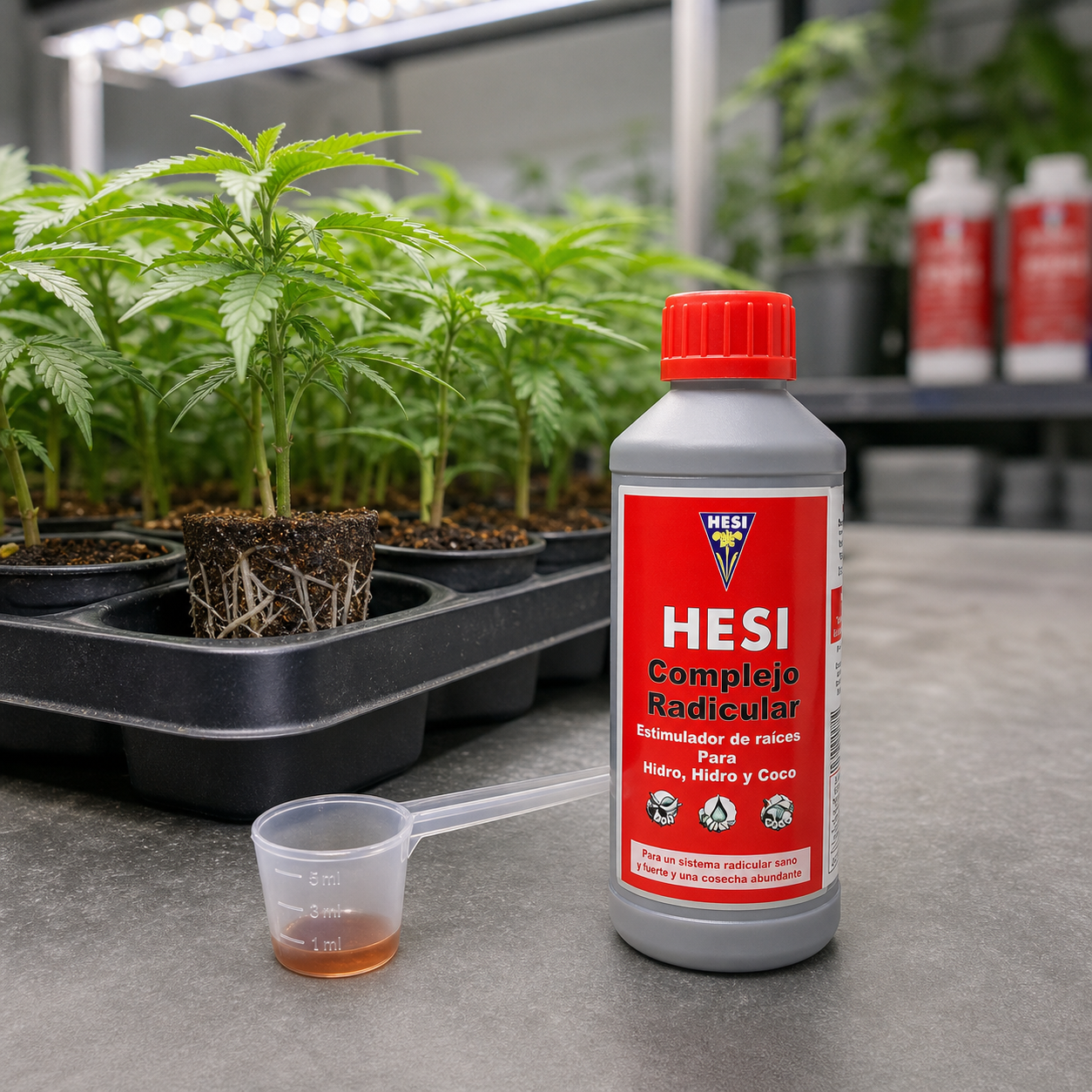 Botella de HESI Root Complex con tapón rojo, junto a un dosificador con líquido y plantas jóvenes con raíces expuestas en un cepellón.