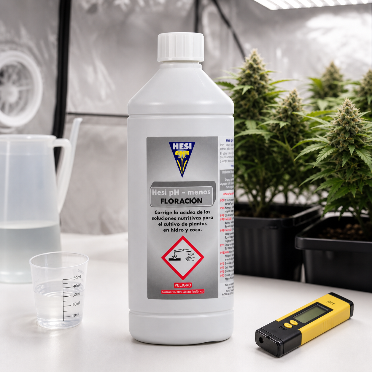 Botella Hesi pH menos Floración con pictograma corrosivo, junto a un vaso graduado y un medidor de pH, con plantas al fondo.