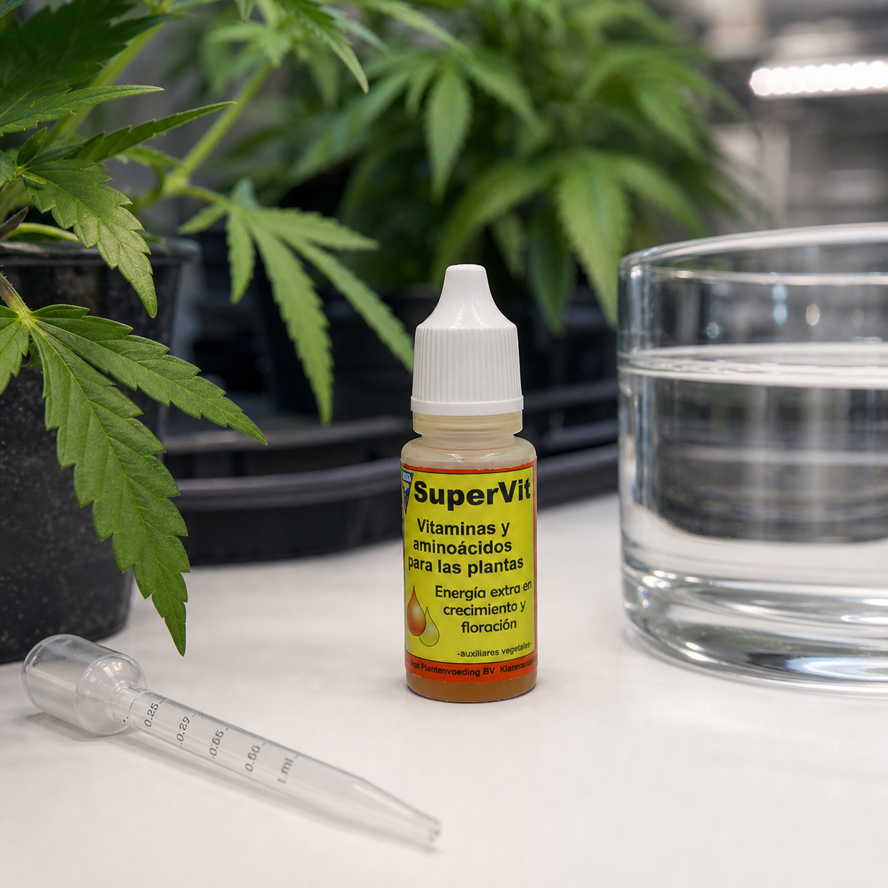 Frasco de Hesi SuperVit con etiqueta amarilla junto a una pipeta graduada y un vaso con agua, con plantas de cannabis al fondo.