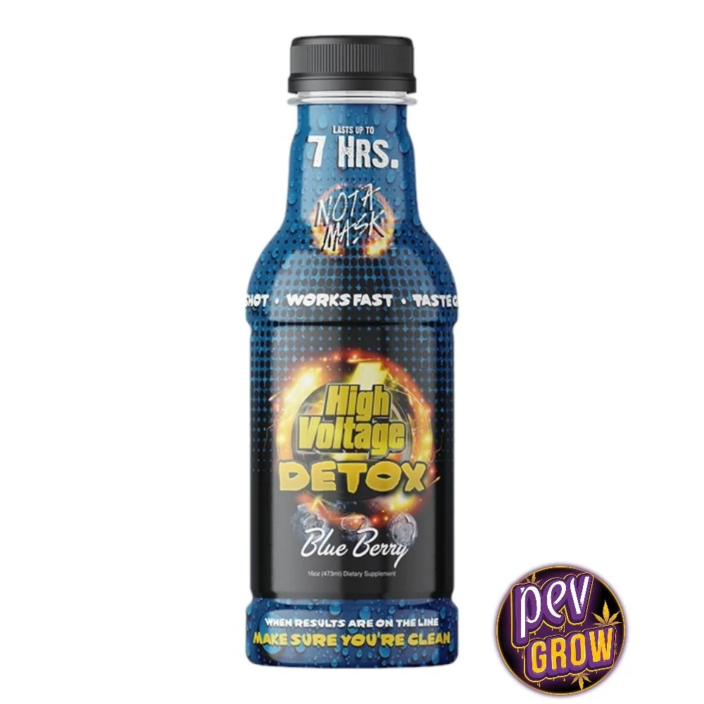 Botella de High Voltage Detox Blue Berry con tapón negro y etiqueta azul y negra, sobre fondo blanco junto al logotipo de Pevgrow.