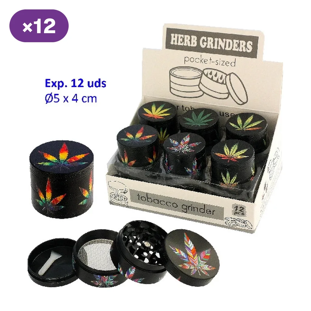 Grinders negros con hojas multicolores en un expositor y uno desmontado en primer plano, con dientes, tamiz y pequeña espátula.