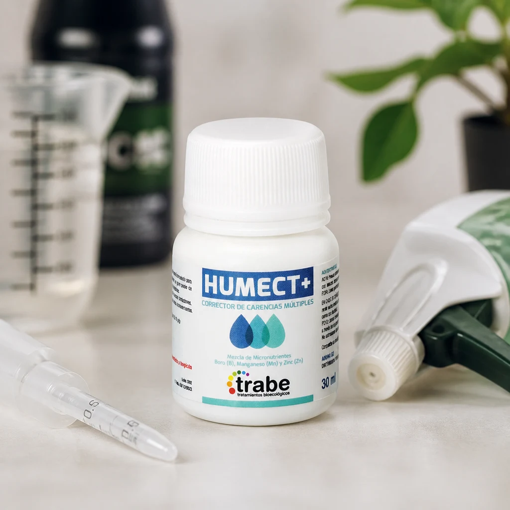 Bote blanco de Humect+ Trabe de 30 ml, con tapón estriado, junto a una pipeta graduada y un pulverizador sobre una mesa.