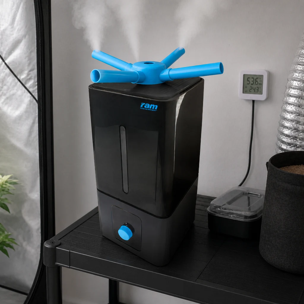 Humidificador Ram negro con salidas azules que emiten niebla, sobre una mesa junto a un medidor digital y una maceta en una escena generada.