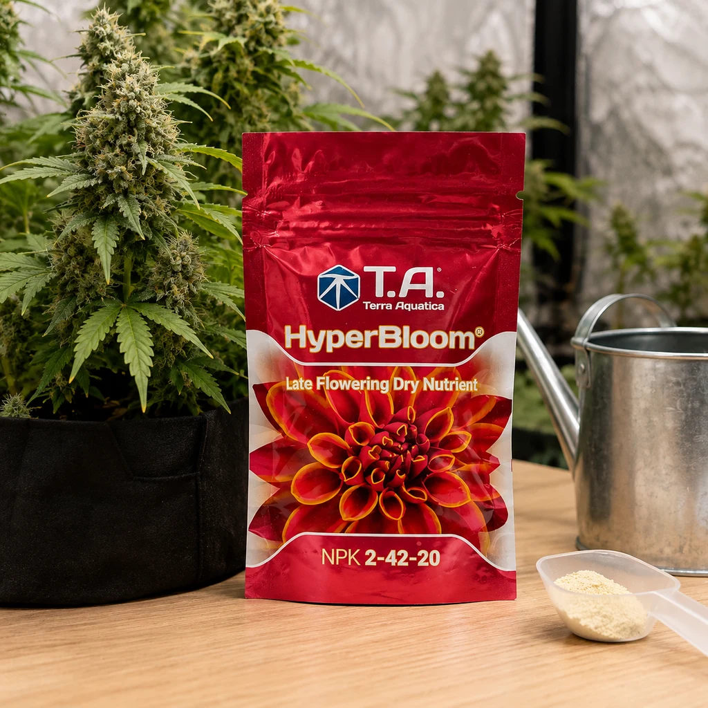 Bolsa roja de HyperBloom Terra Aquatica con NPK 2-42-20, junto a una planta, una regadera y una pala con polvo claro en una escena generada.