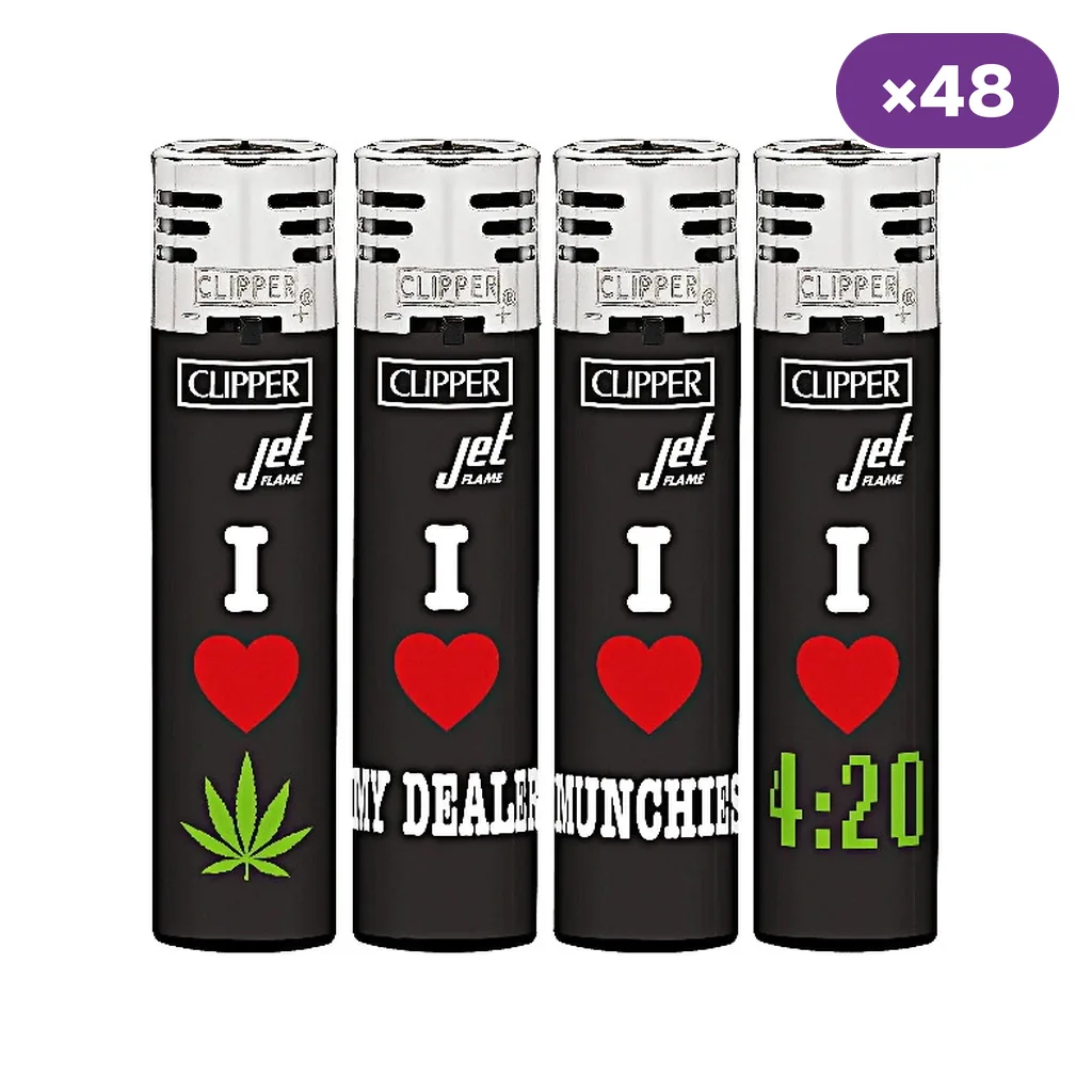 Varios diseños de encendedores Clipper Jet Flame negros con corazones rojos, hoja de cannabis y textos; distintivo de 48 unidades.