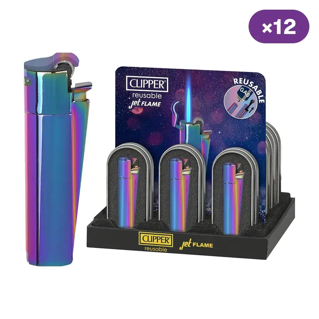 Encendedor Clipper Jet Flame Icy de acabado multicolor junto a un expositor con varias unidades en estuches y el rótulo «×12».