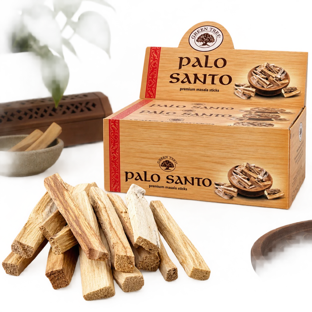 Caja Green Tree con el texto Palo Santo y varios trozos de madera clara delante, sobre fondo oscuro con un incensario al fondo.