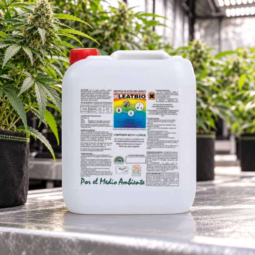Garrafa blanca de OLEATBIO con tapón rojo y etiqueta frontal, situada entre plantas de cannabis en un cultivo interior.