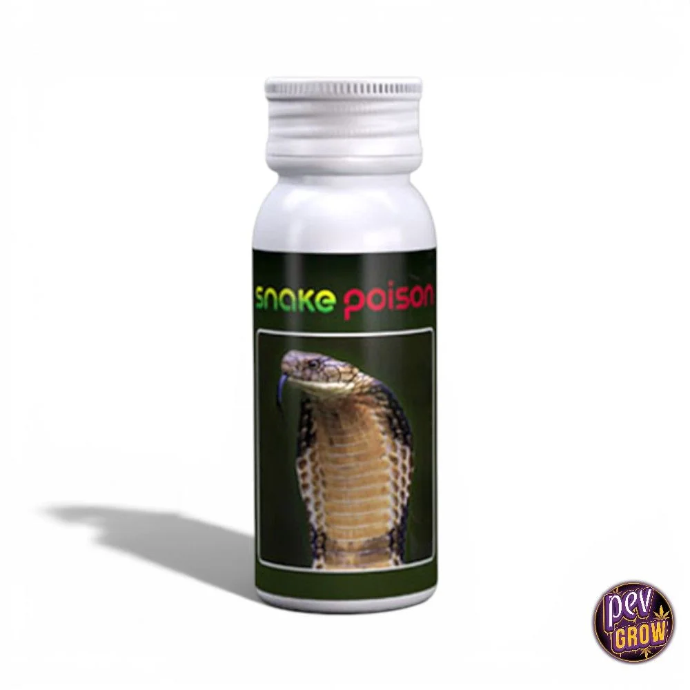 Frasco de Snake Poison con tapón plateado y etiqueta oscura ilustrada con una cobra, sobre fondo blanco con sombra lateral.