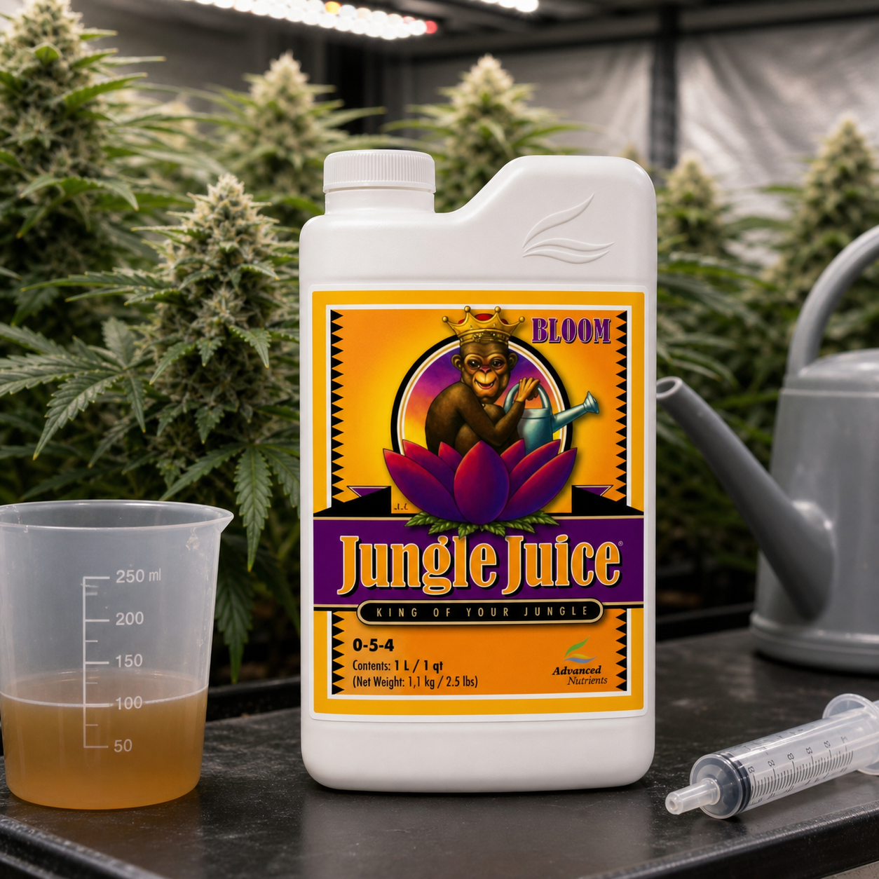 Botella Jungle Juice Bloom de Advanced Nutrients junto a un vaso medidor con líquido ámbar y una jeringa, ante plantas en floración. Botella Jungle Juice Bloom de Advanced Nutrients junto a un vaso medidor con líquido ámbar y una jeringa, ante plantas en floración.