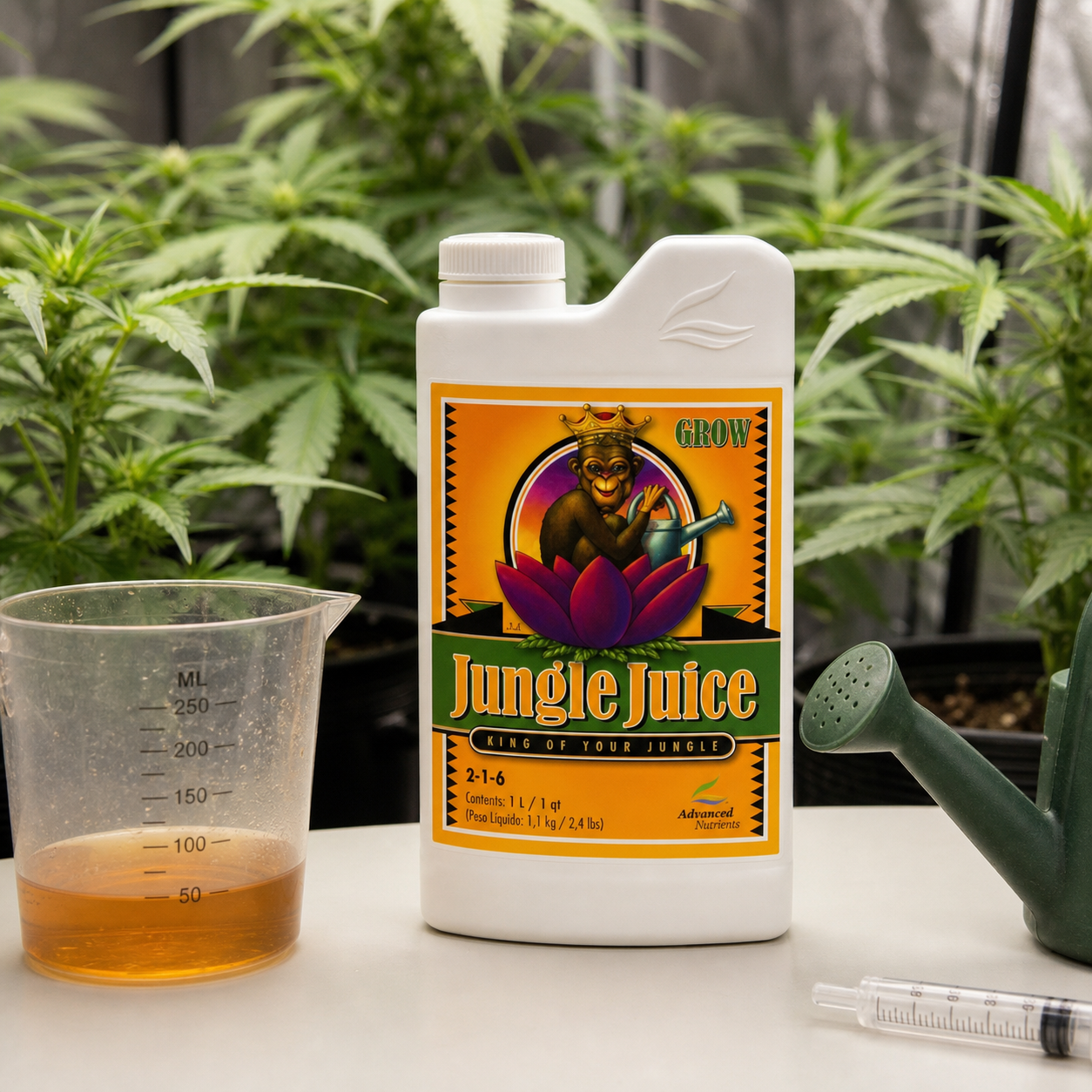Botella Jungle Juice Grow junto a un vaso graduado con líquido ámbar, una regadera y una jeringa, con plantas al fondo.