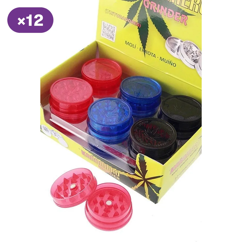 Expositor amarillo de grinders Kañamero rojos, azules y negros, con un grinder rojo abierto delante que muestra sus dientes.