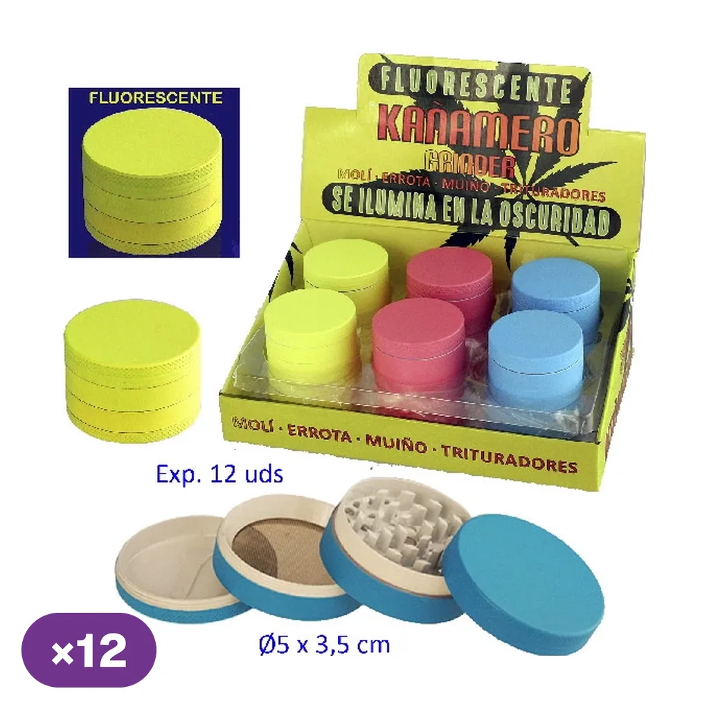 Selección de grinders Kañamero amarillos, rosas y azules en expositor, con un modelo azul desmontado que muestra dientes y malla.