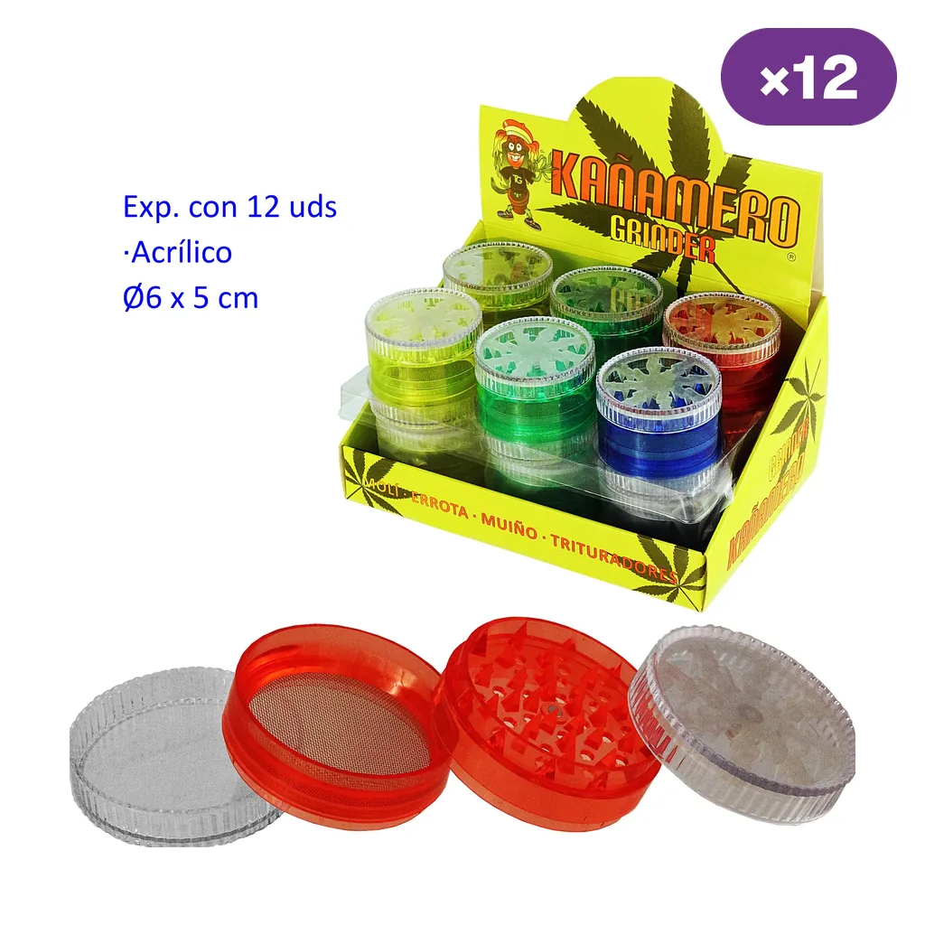 Expositor Kañamero con grinders de varios colores y un modelo rojo desmontado delante, con dientes, tamiz y tapas transparentes.