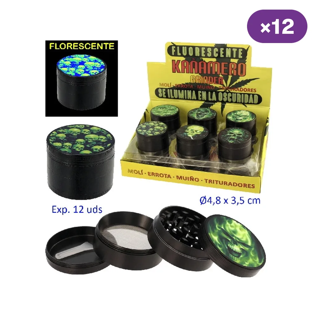 Grinders negros Kañamero con distintos diseños de calaveras verdes, en expositor y con una unidad desmontada mostrando dientes, tamiz y recogedor.