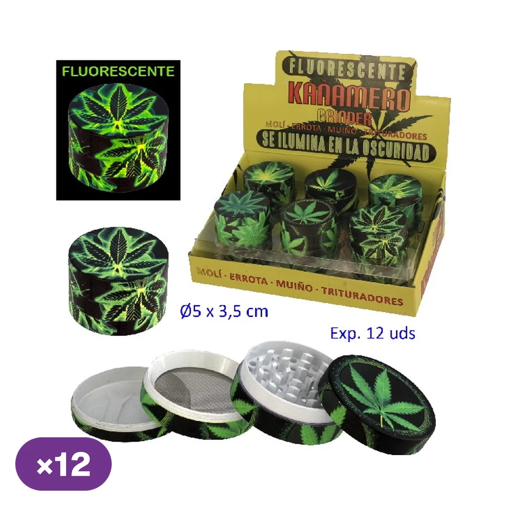 Grinder Kañamero negro con hojas verdes, mostrado cerrado, desmontado y en expositor, con detalle fluorescente y distintivo «×12».