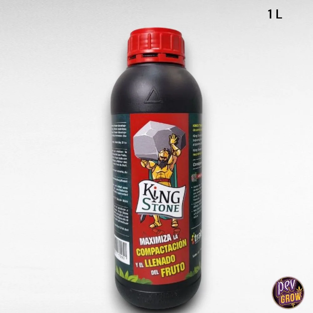 Botella negra de King Stone de Trabe con tapón rojo y etiqueta ilustrada con un personaje sosteniendo una roca, sobre fondo blanco.