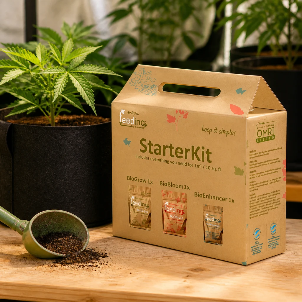 Caja Feeding StarterKit con BioGrow, BioBloom y BioEnhancer, junto a una planta en maceta y una pala con sustrato sobre una mesa. Caja Feeding StarterKit con BioGrow, BioBloom y BioEnhancer, junto a una planta en maceta y una pala con sustrato sobre una mesa.
