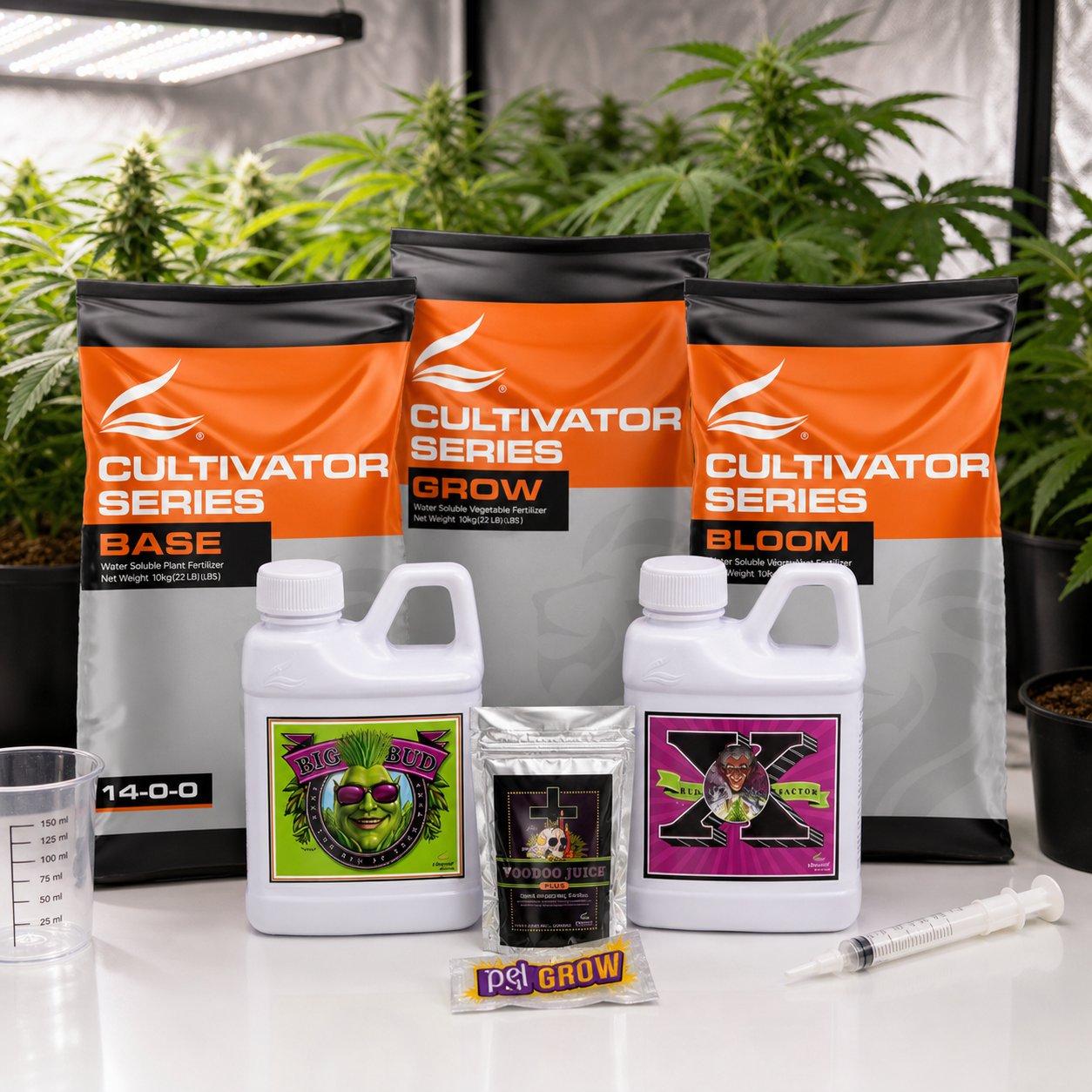 Bolsas Cultivator Series Base, Grow y Bloom junto a garrafas y sobres de aditivos, ante plantas bajo una lámpara de cultivo. Bolsas Cultivator Series Base, Grow y Bloom junto a garrafas y sobres de aditivos, ante plantas bajo una lámpara de cultivo.