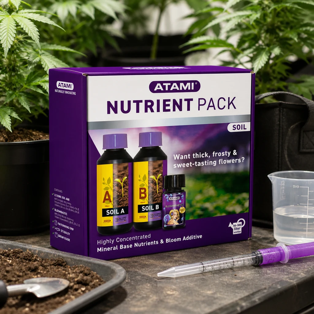 Caja morada Atami B'cuzz Nutrient Pack Soil entre plantas, con imágenes de los nutrientes y una jeringa dosificadora sobre la mesa.