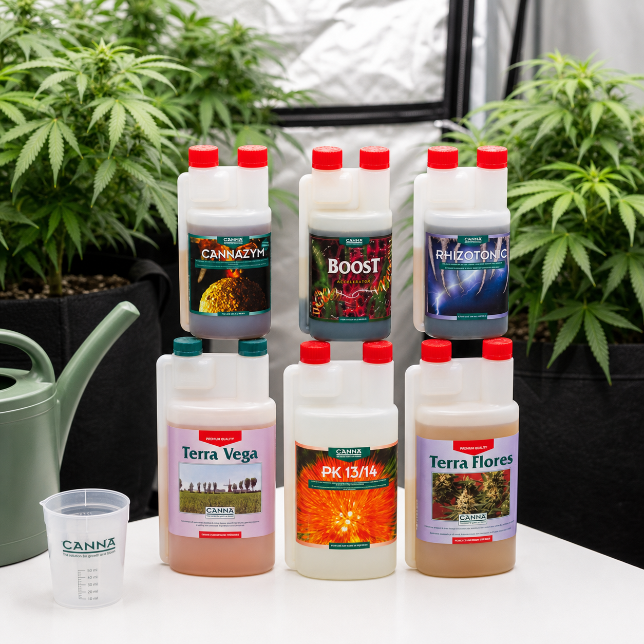 Envases de fertilizantes Canna en dos filas sobre una mesa, con vaso medidor, regadera y plantas al fondo. Envases de fertilizantes Canna en dos filas sobre una mesa, con vaso medidor, regadera y plantas al fondo.