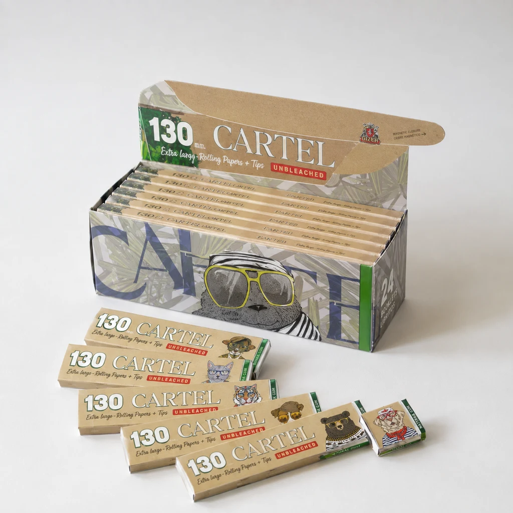 Expositor abierto de papel de liar Cartel 130 + Tips y varios librillos delante, con diseños de animales y la inscripción «Unbleached».