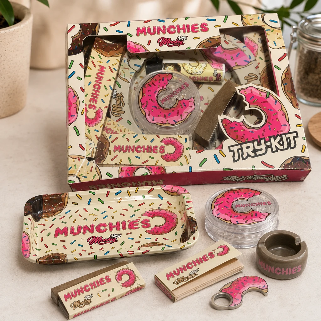Escena ilustrativa del kit Munchies de Monkey King con caja, bandeja, grinder, cenicero y accesorios decorados con rosquillas rosas.
