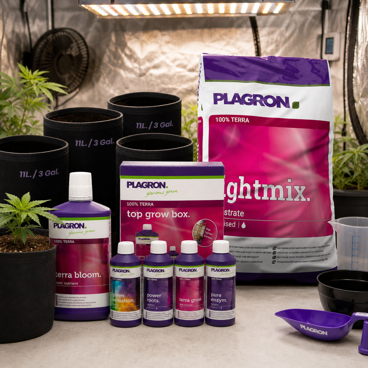 Productos Plagron con botellas de nutrientes, caja Top Grow Box y saco Lightmix, rodeados de macetas bajo un panel de luz en un armario de cultivo. Productos Plagron con botellas de nutrientes, caja Top Grow Box y saco Lightmix, rodeados de macetas bajo un panel de luz en un armario de cultivo.