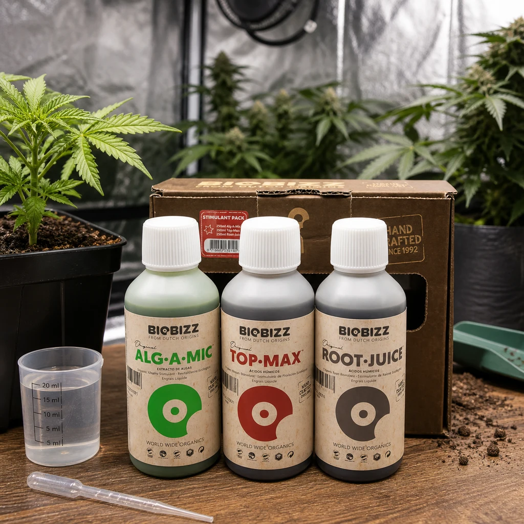 Escena generada del BioBizz Try-Pack Estimulante con botes Alg-A-Mic, Top-Max y Root-Juice, vaso medidor y pipeta ante plantas.