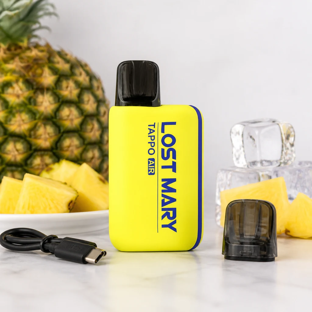 Vapeador amarillo Lost Mary Tappo Air con boquilla negra, un cartucho separado y cable USB-C, junto a piña y cubitos de hielo.