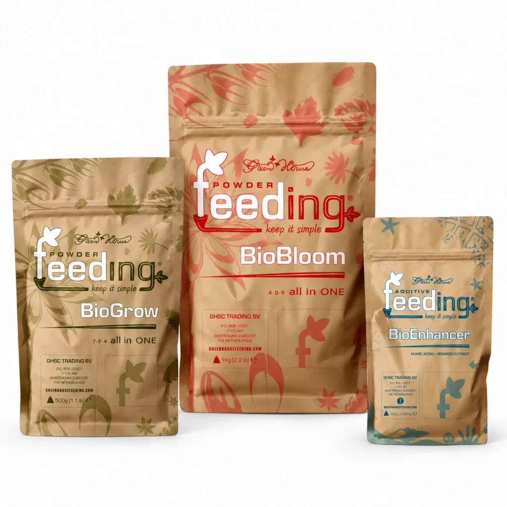 Envases Green House Feeding BioGrow, BioBloom de 1 kg y BioEnhancer, con diseños verdes, rojos y azules sobre fondo blanco.